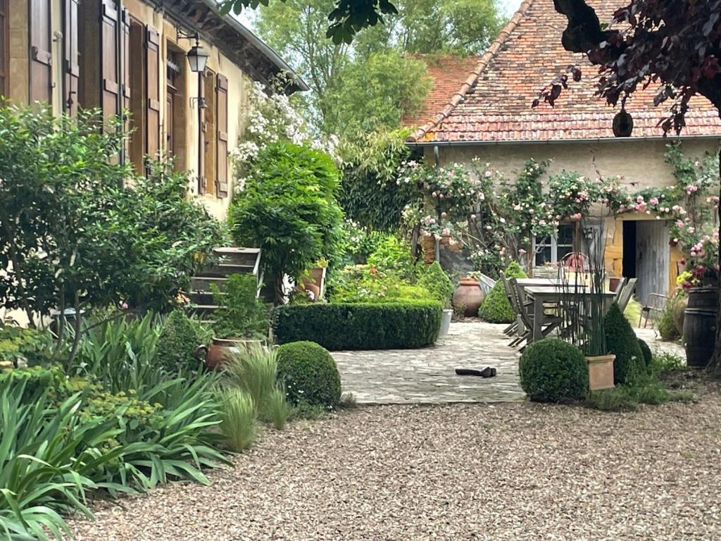 Bed and Breakfast Les Jardins Des Soussilanges Céron Esterno foto